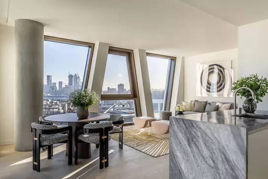 Ansicht des Luxushotels "The Broadway" auf die K&uuml;che und das Wohnzimmer.