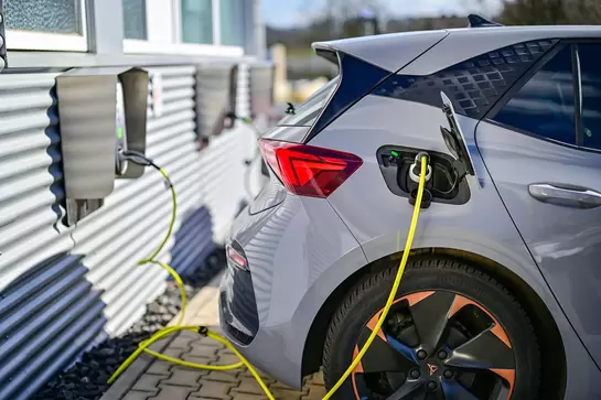 Elektroauto l&auml;dt an einer E-Lade-S&auml;ule