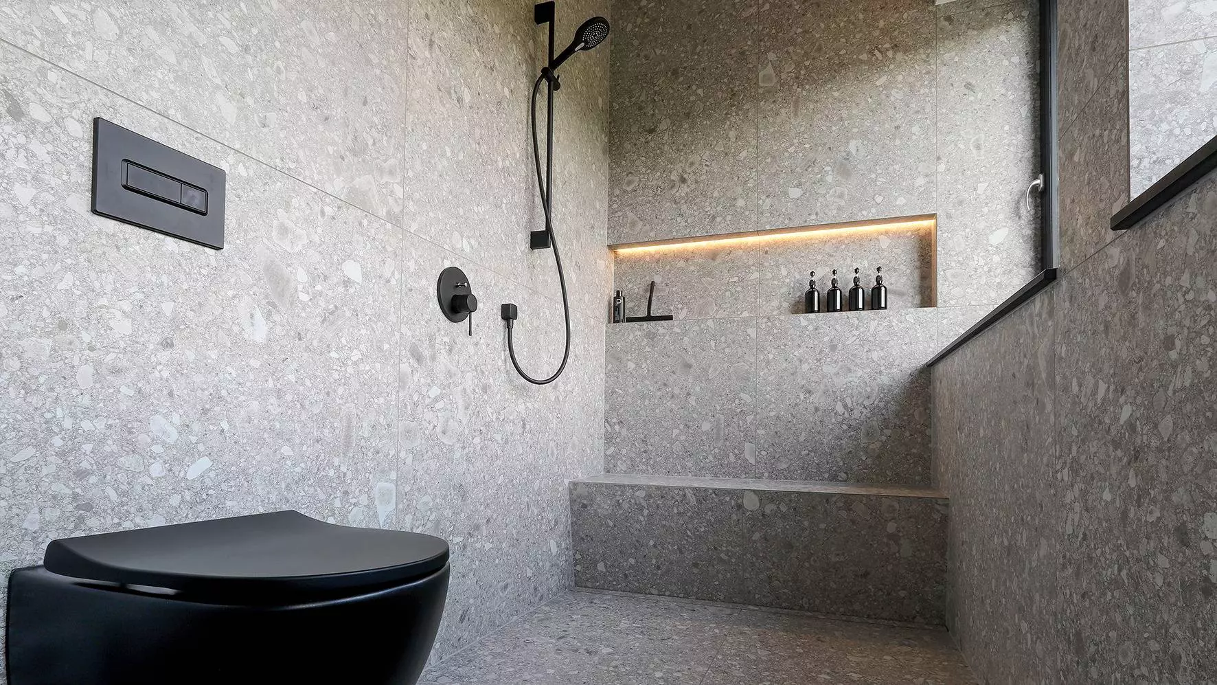 Douche &agrave; l'italienne avec niche &eacute;clair&eacute;e et sanitaires
