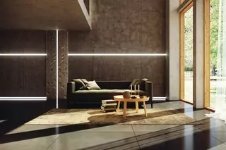 Wohnzimmer mit gro&szlig;er Fensterfront und Lichtleisten am Boden-Wand-&Uuml;bergang und auf halber Wandh&ouml;he
