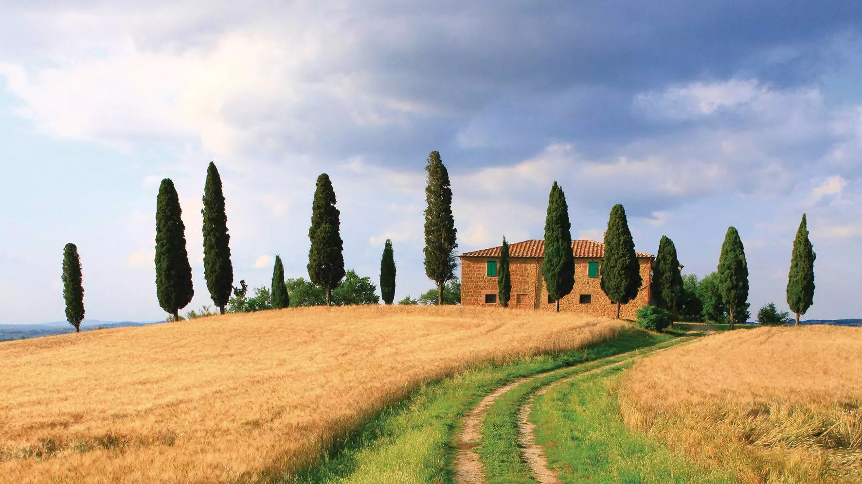 In vakantiewoningen, bijvoorbeeld hier in Toscane omgeven door cypressen, en andere gebouwen die slechts af en toe worden gebruikt is de elektrische vloerverwarming optimaal.