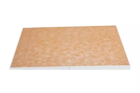 Vue du receveur avec pente Schl&uuml;ter-KERDI-SHOWER-LTS pour drainage lin&eacute;aire mont&eacute; le long du mur.