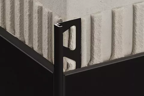 Vue d&eacute;taill&eacute;e du profil&eacute; Schl&uuml;ter-JOLLY-AC en finition MGS pour angles sortants de murs, plinthes et chants de rev&ecirc;tements.