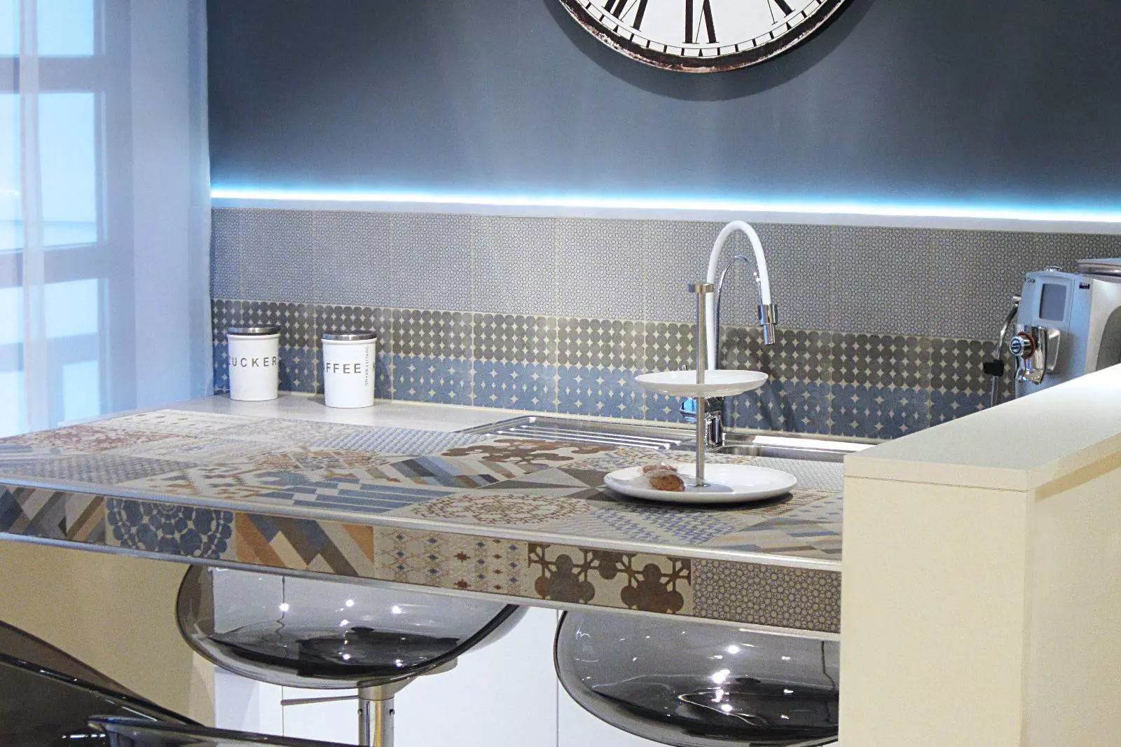 Kitchenette moderne carrel&eacute;e de mosa&iuml;que