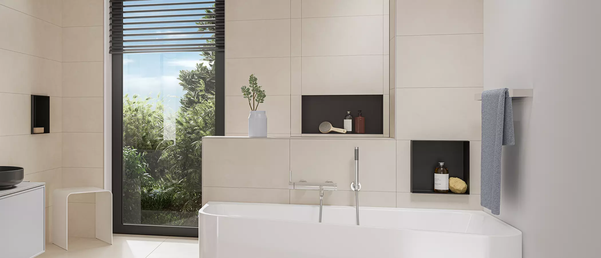 Bagno piastrellato color sabbia con vasca da bagno bianca e tre nicchie a muro nere Schl&uuml;ter-DESIGN-NICHE