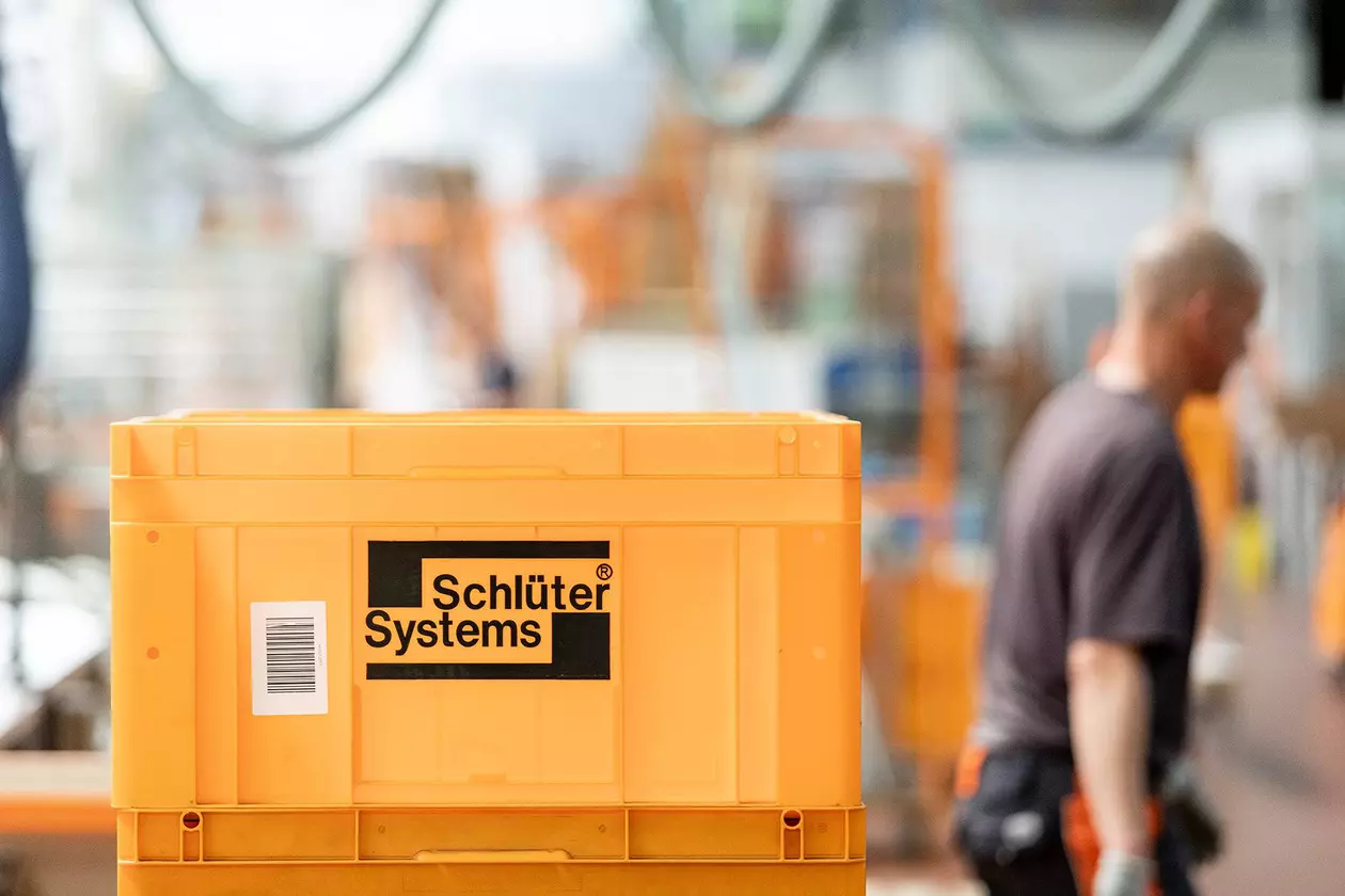 Orangefarbene Schl&uuml;ter-Systems-Lagerkiste 