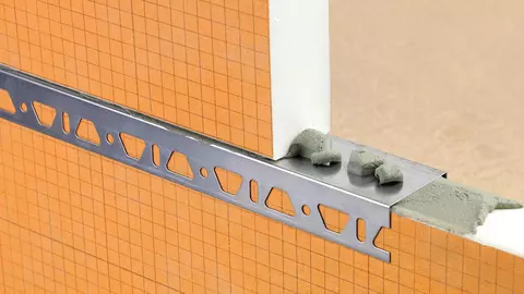 Schl&uuml;ter-KERDI-BOARD lemez &eacute;s KERDI-BOARD-ZB profil felhaszn&aacute;l&aacute;s&aacute;val k&eacute;sz&uuml;lt konstrukci&oacute;