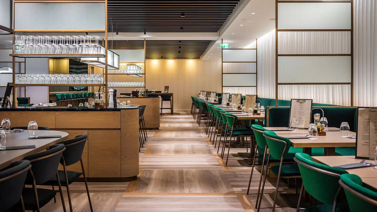 Interior del restaurante, ubicado en el s&oacute;tano del Messeturm
