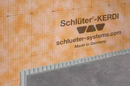 Wand mit schichtweiser Anbringung von KERDI-Abdichtungsbahn, Sto&szlig;&uuml;berklebung mit KERDI-Dichtband, Fliesenkleber und grauer Fliese
