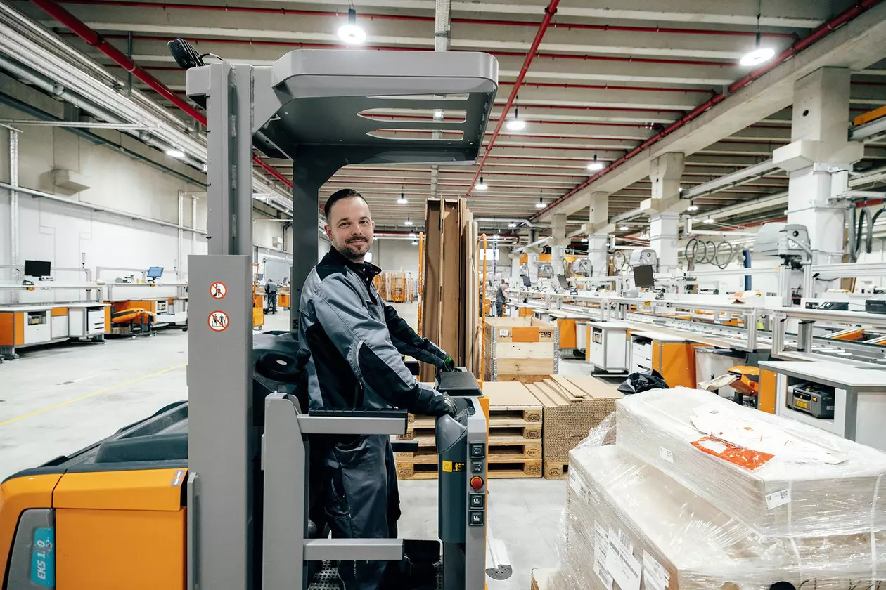Mitarbeiter verl&auml;dt eine Palette per Gabelstapler