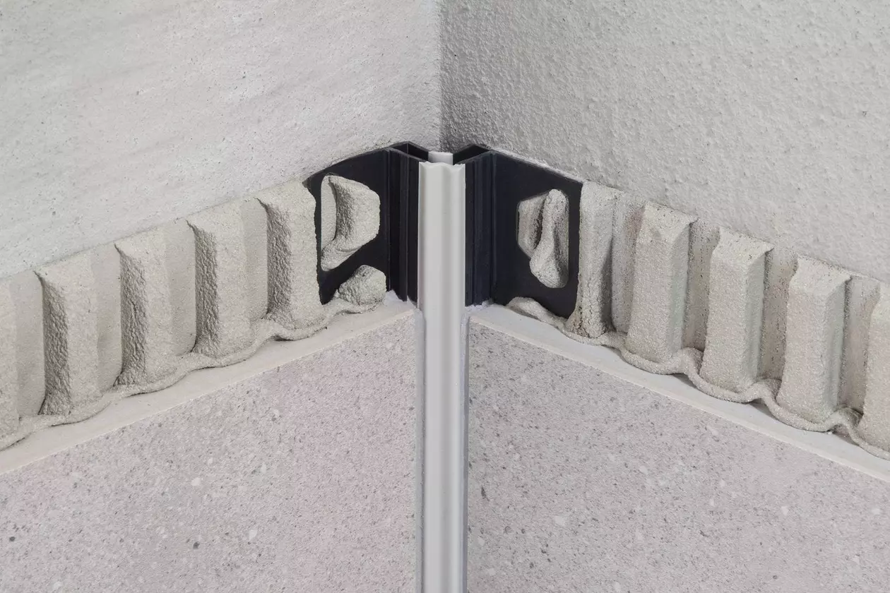 Angle int&eacute;rieur de mur partiellement carrel&eacute; avec profil&eacute; de fractionnement Schl&uuml;ter-DILEX-EF, noy&eacute; dans le mortier de carrelage