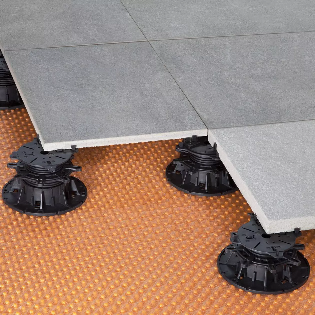 Dalles de terrasse pos&eacute;es sur plots