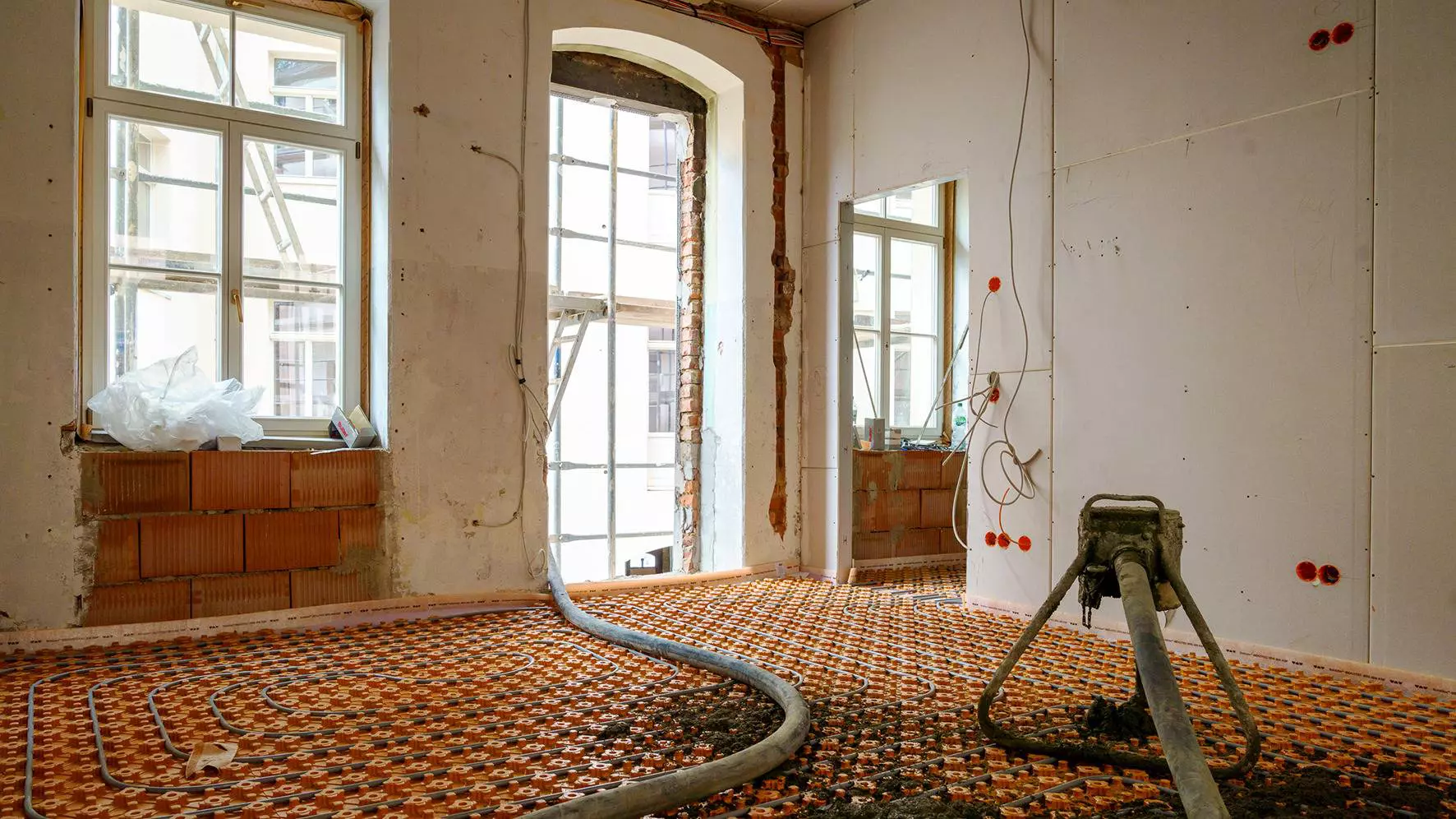 Schl&uuml;ter-BEKOTEC-EN a m&aacute;r lerakott fűt&eacute;scs&ouml;vekkel az egyik lak&aacute;sban.