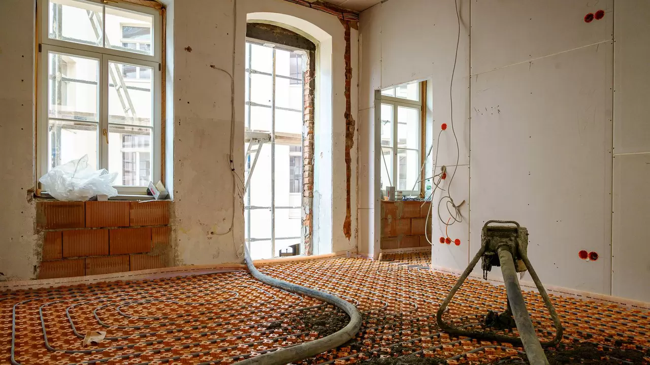Schl&uuml;ter-BEKOTEC-EN con tubos de calefacci&oacute;n instalados en una vivienda.