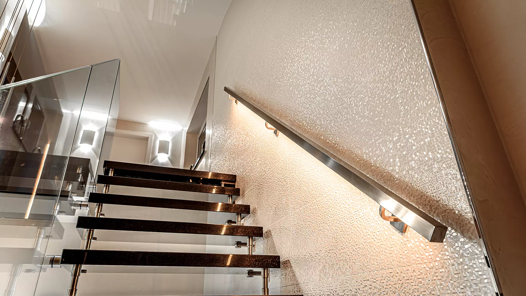 Escalier avec &eacute;clairage install&eacute; derri&egrave;re le garde-corps