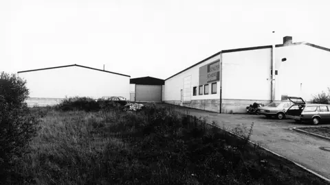 Schwarzwei&szlig;-Au&szlig;enaufnahme des Firmengeb&auml;udes von Schl&uuml;ter-SCHIENE in den fr&uuml;hen 1980er Jahren