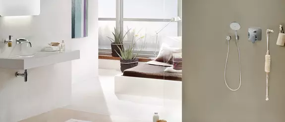 Vue d’une salle de bains lumineuse et moderne avec douche &agrave; l’italienne et plan vasque suspendu.