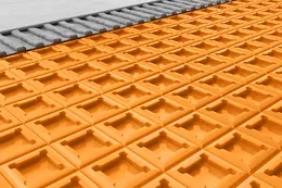 Detailansicht der orangenen DITRA-Entkopplungsmatte mit den Easyfill-Vertiefungen f&uuml;r den Fliesenkleber