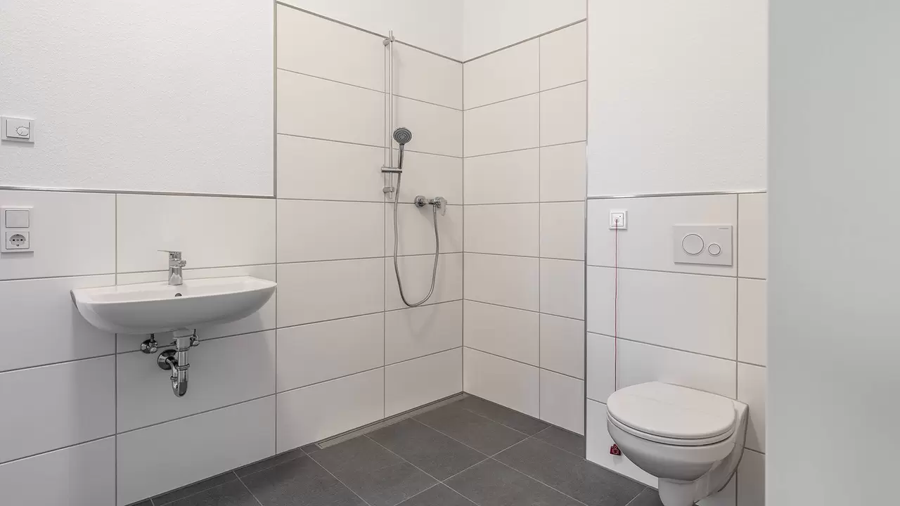 Helles, barrierefreies Bad mit WC, Duschbereich und Waschbecken