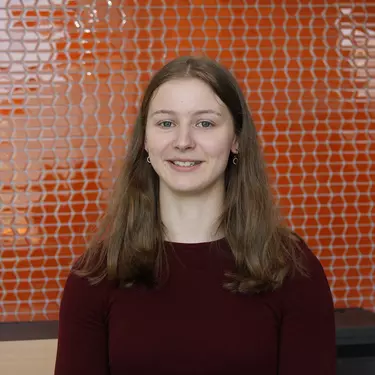 Nina, Auszubildende zur Industriekauffrau mit Verbundstudium