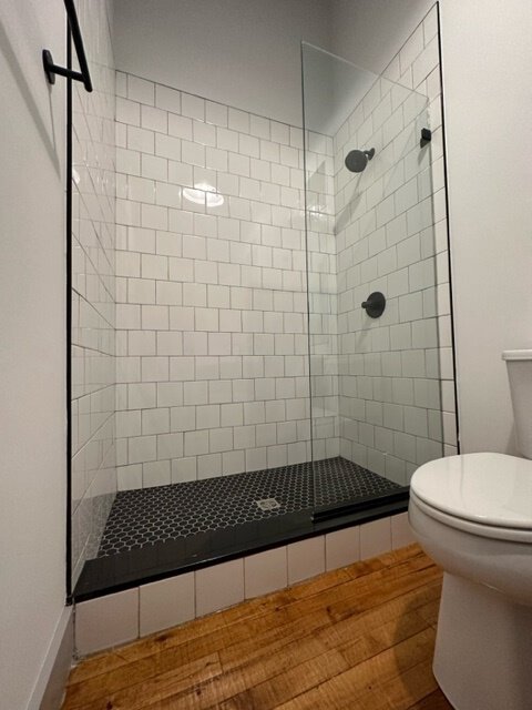 Un dosseret de cuisine au Laros Loft à Bethlehem fini avec une bordure de carrelage Schluter.