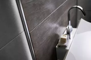 Schl&uuml;ter-LIPROTEC-WSQ Lichtprofil an einem Waschbecken