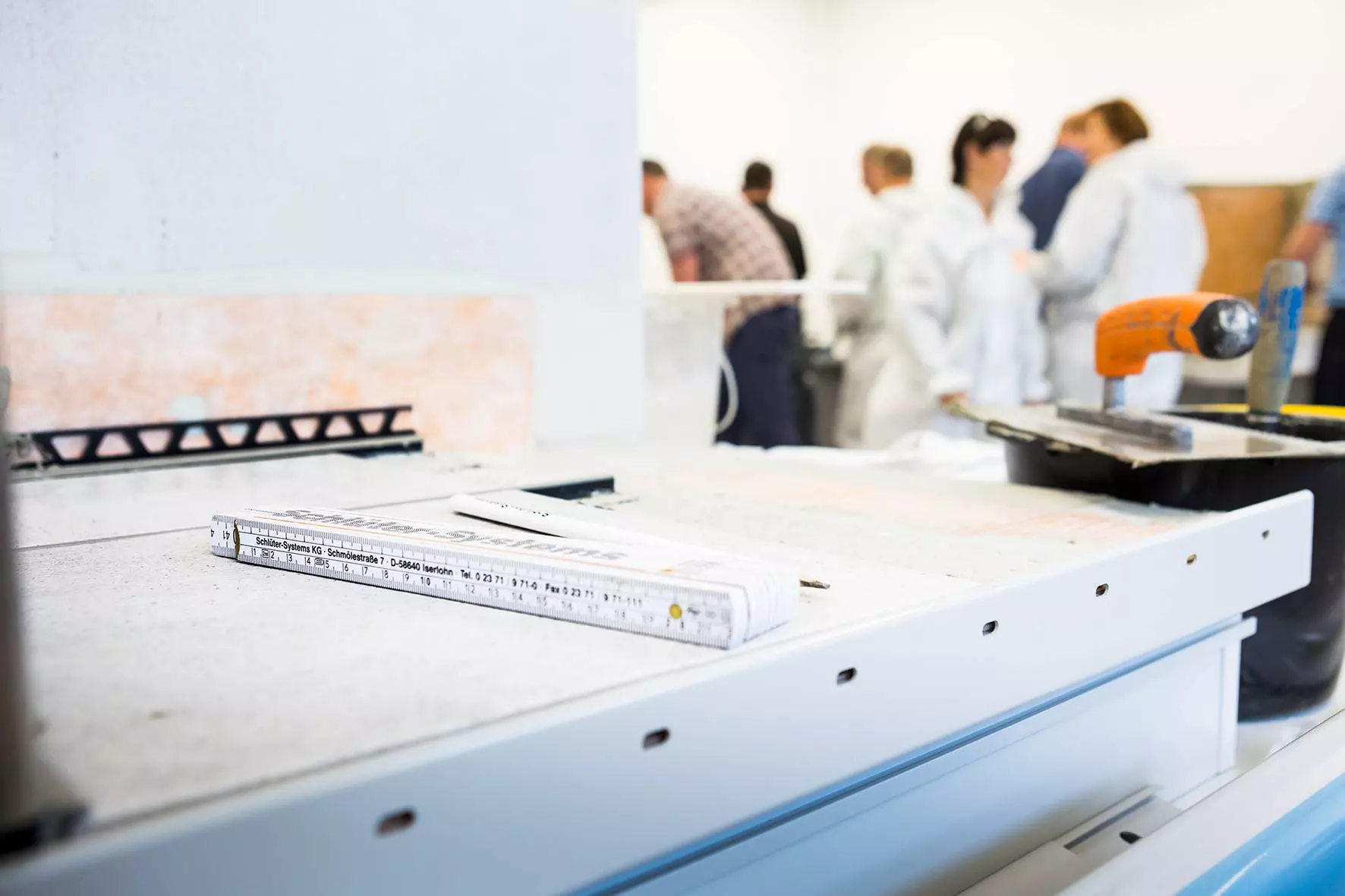Schl&uuml;ter-producten en deelnemers aan een training in de Schl&uuml;ter-WorkBox.
