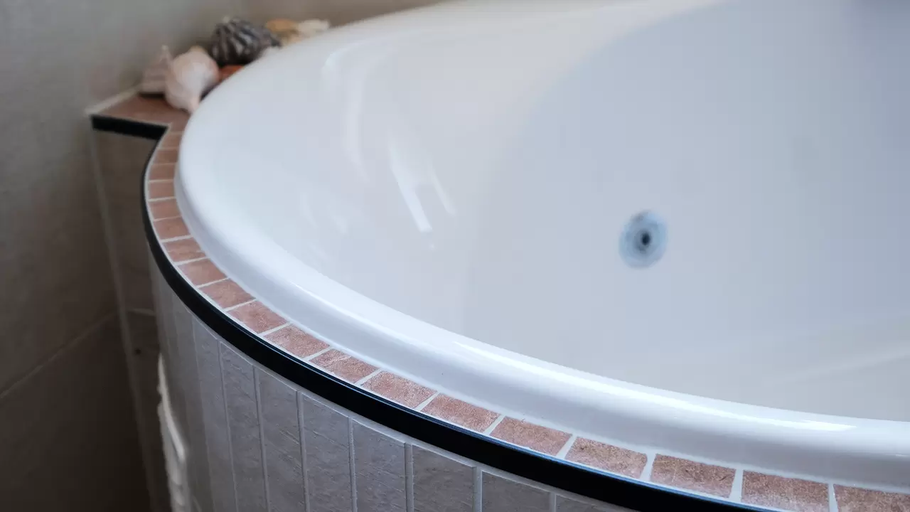 Detailaufnahme des Kantenschutzes an der Badewanne.