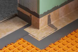 Gros plan sur le joint de porte avec &eacute;l&eacute;ments pr&eacute;form&eacute;s KERDI-KERECK adapt&eacute;s au sens d'ouverture de la porte