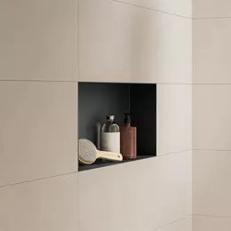 Niche &agrave; rev&ecirc;tement en poudre noir mat dans un mur recouvert de carreaux beiges