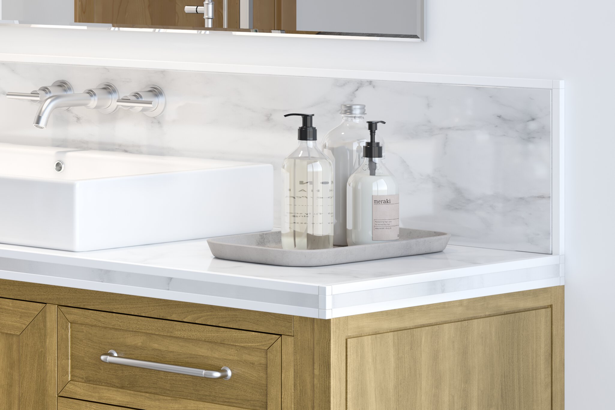 Salle de bain avec un comptoir en céramique avec bouteilles de produits