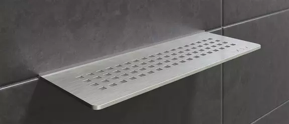 Vue rapproch&eacute;e d'une tablette de douche Schl&uuml;ter-SHELF-E-S2 en design PURE sur des murs carrel&eacute;s de couleur gris fonc&eacute;