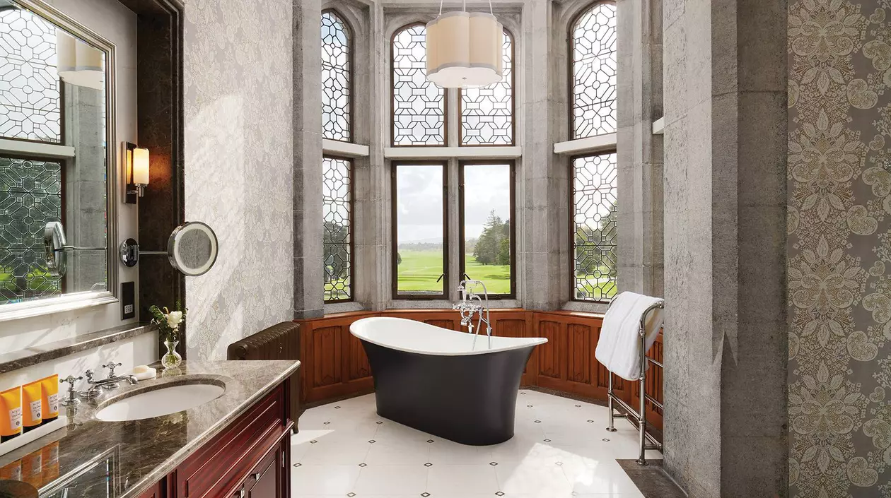 Blick in i ett renoverat badrum p&aring; Adare Manor, ett historiskt herres&auml;te p&aring; Irland
