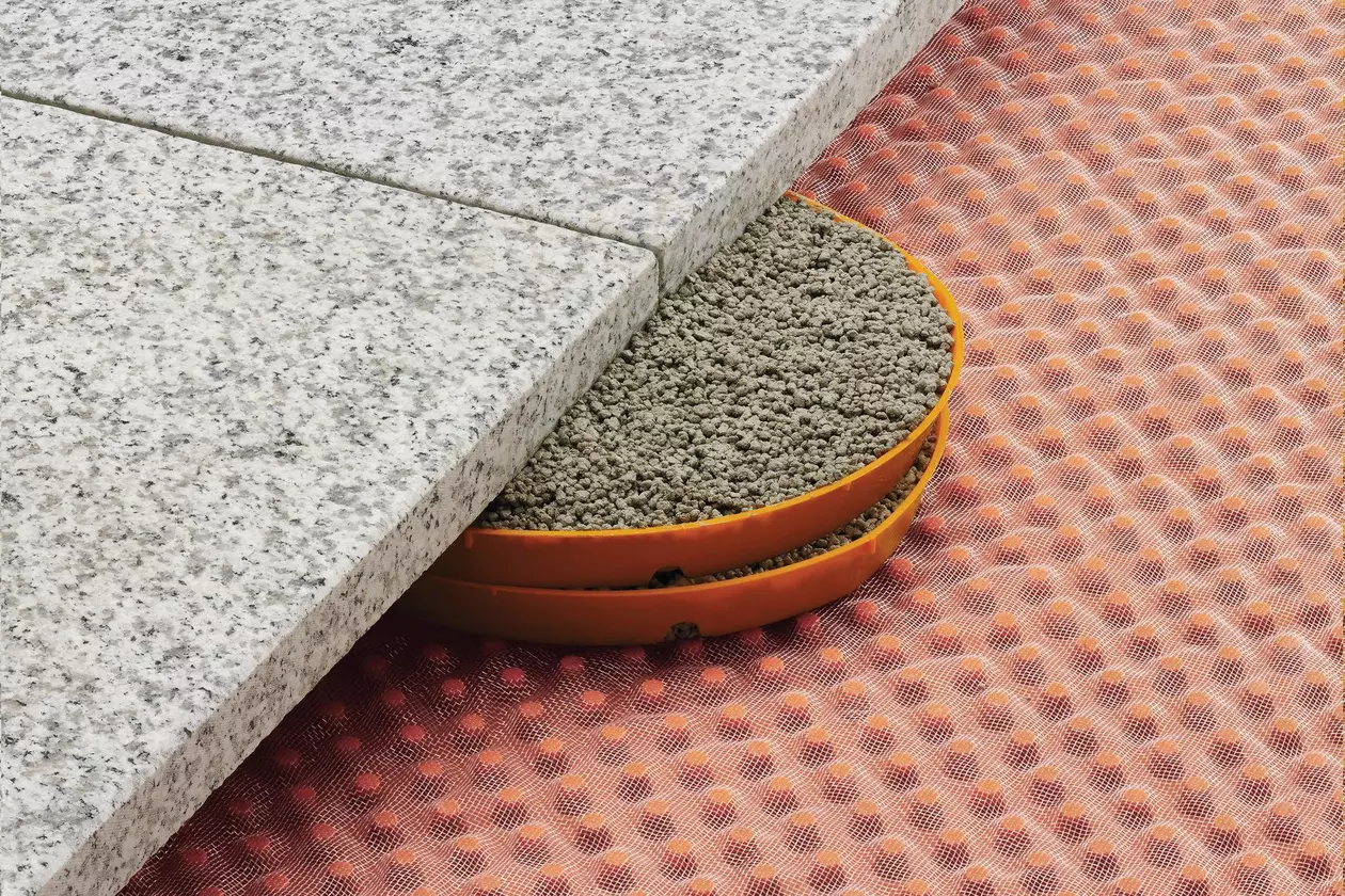 Schl&uuml;ter-Systems Dachterrassenaufbau C.7 Belagskonstruktion mit TROBA-STELZ-M&ouml;rtel-Ringen