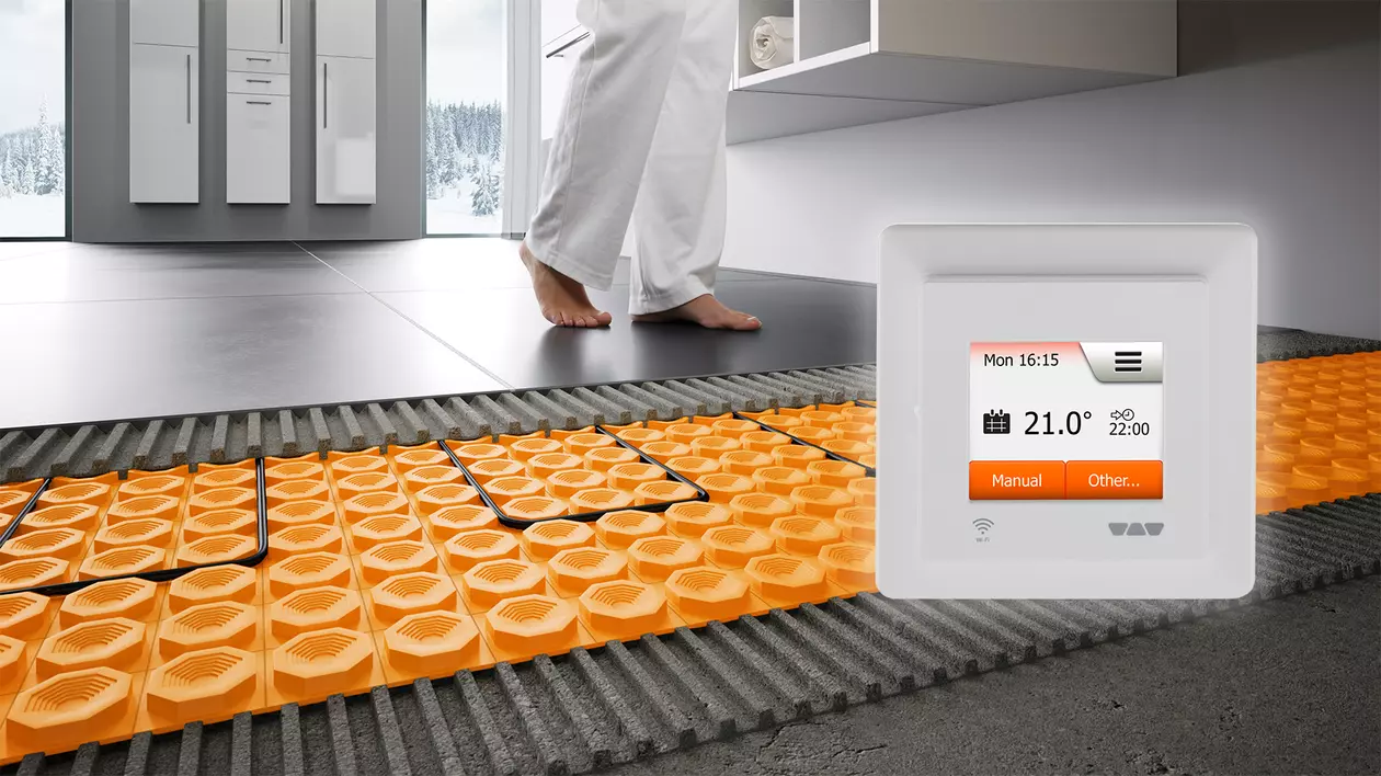 Fu&szlig;boden in einem Bad mit orangener DITRA-HEAT-Entkopplungsmatte und Heizkabeln unter dem Fliesenboden
