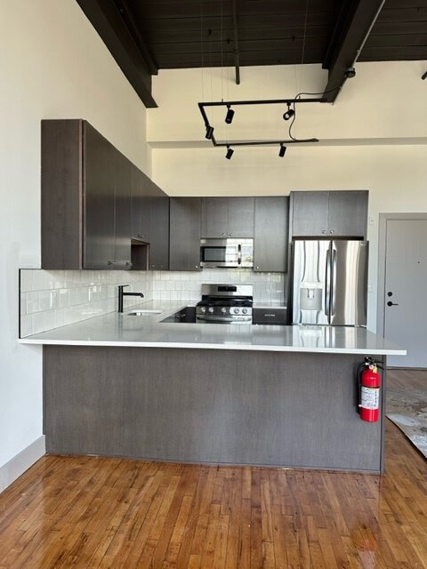 Un dosseret de cuisine au Laros Loft à Bethlehem fini avec une bordure de carrelage Schluter.