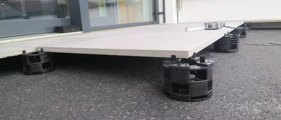 Detailaanzicht van de los geplaatste balkon- en terrasplaten Schl&uuml;ter-TROBA-LEVEL.