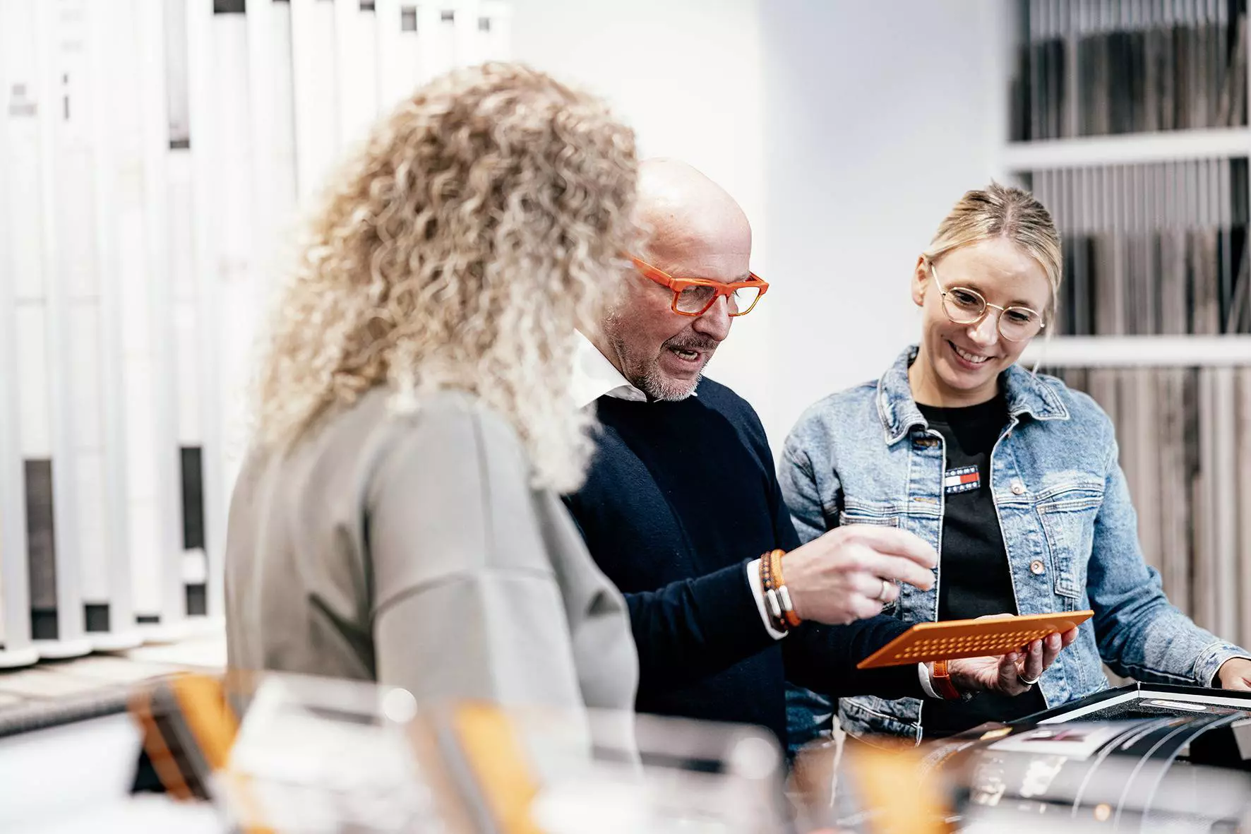 Schl&uuml;ter-medewerker illustreert aan twee handelaren de Schl&uuml;ter-producten en legt deze uit.