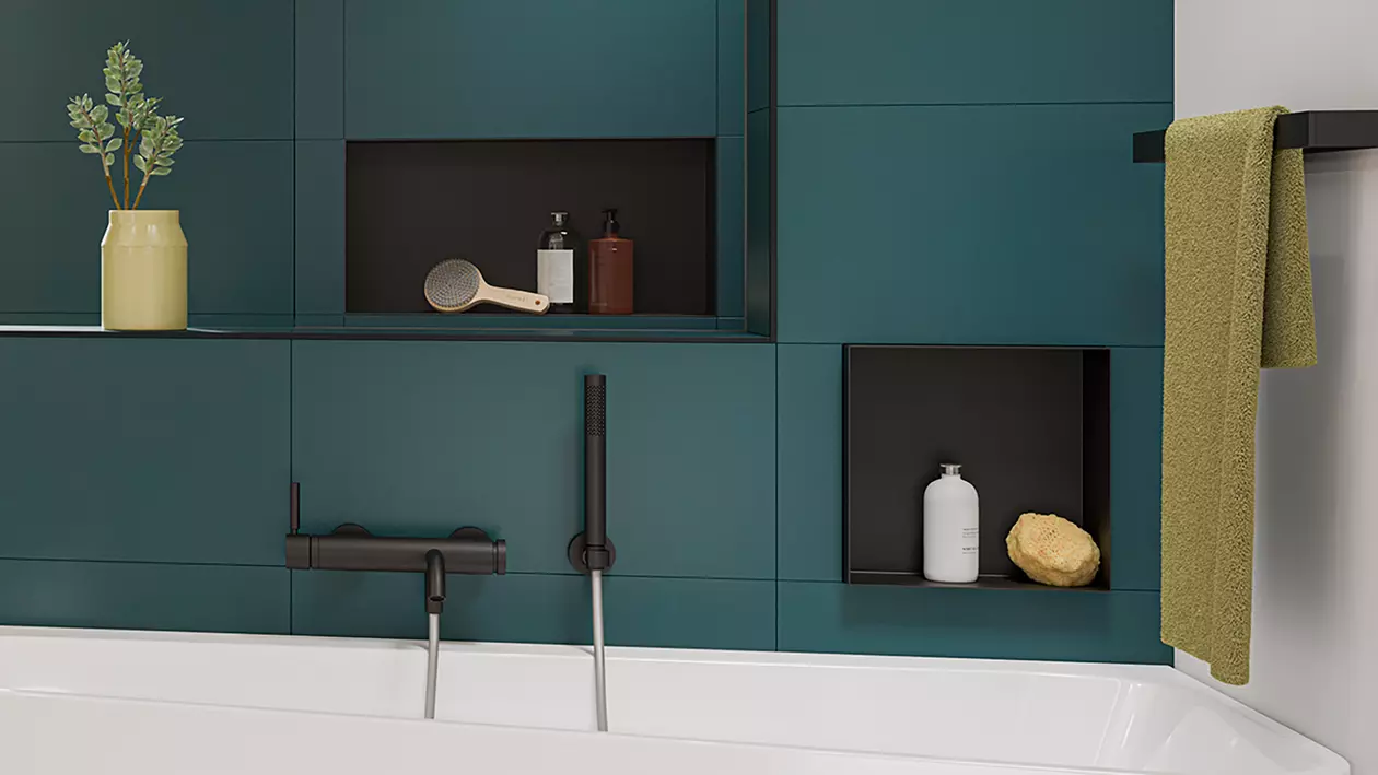 Wand mit petrolfarbigen Fliesen und zwei schwarzen Nischen aus Aluminium oberhalb einer wei&szlig;en Badewanne
