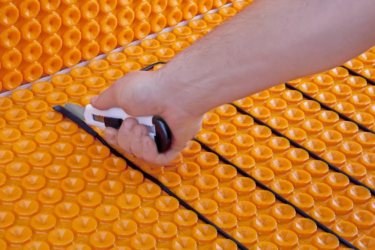 Verwarmingskabel aanbrengen in de DITRA-HEAT-noppenmat