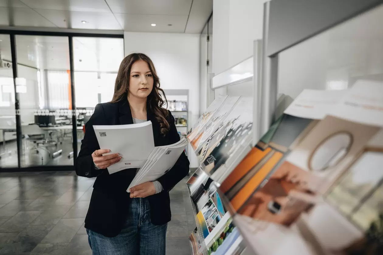 Marketing-Auszubildende sortiert Prospekte ein