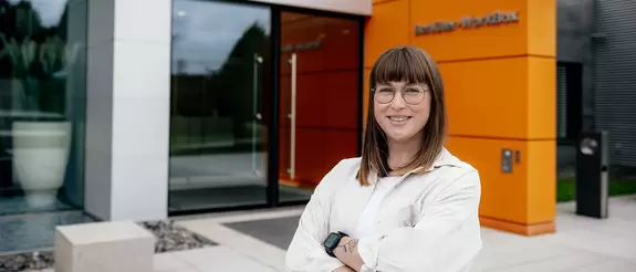 Mitarbeiterin aus dem Seminarwesen steht vor der Schl&uuml;ter-WorkBox