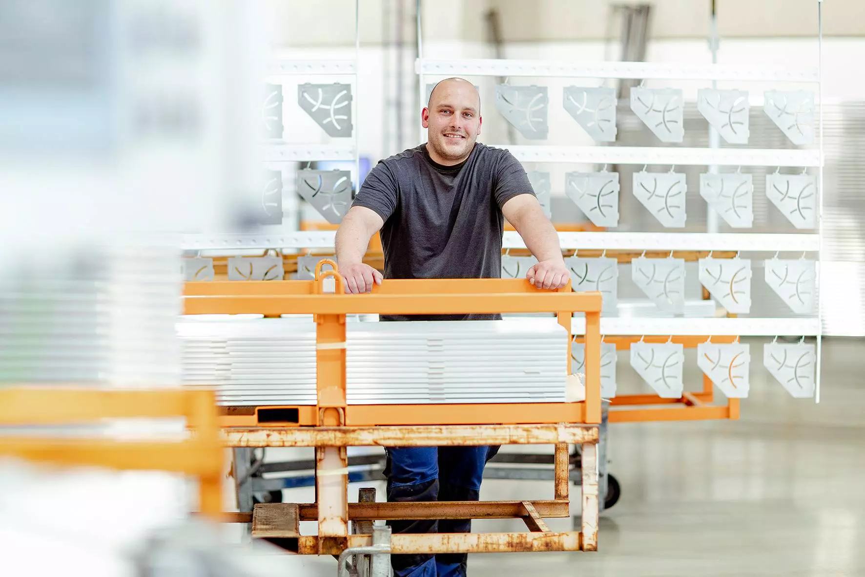 Un collaborateur masculin de Schl&uuml;ter-Systems devant des profil&eacute;s rev&ecirc;tus.