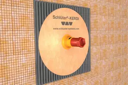 Produktdetailbild einer im Fliesenkleber eingebetteten KERDI-Dichtmanschette um eine Rohrdurchf&uuml;hrung