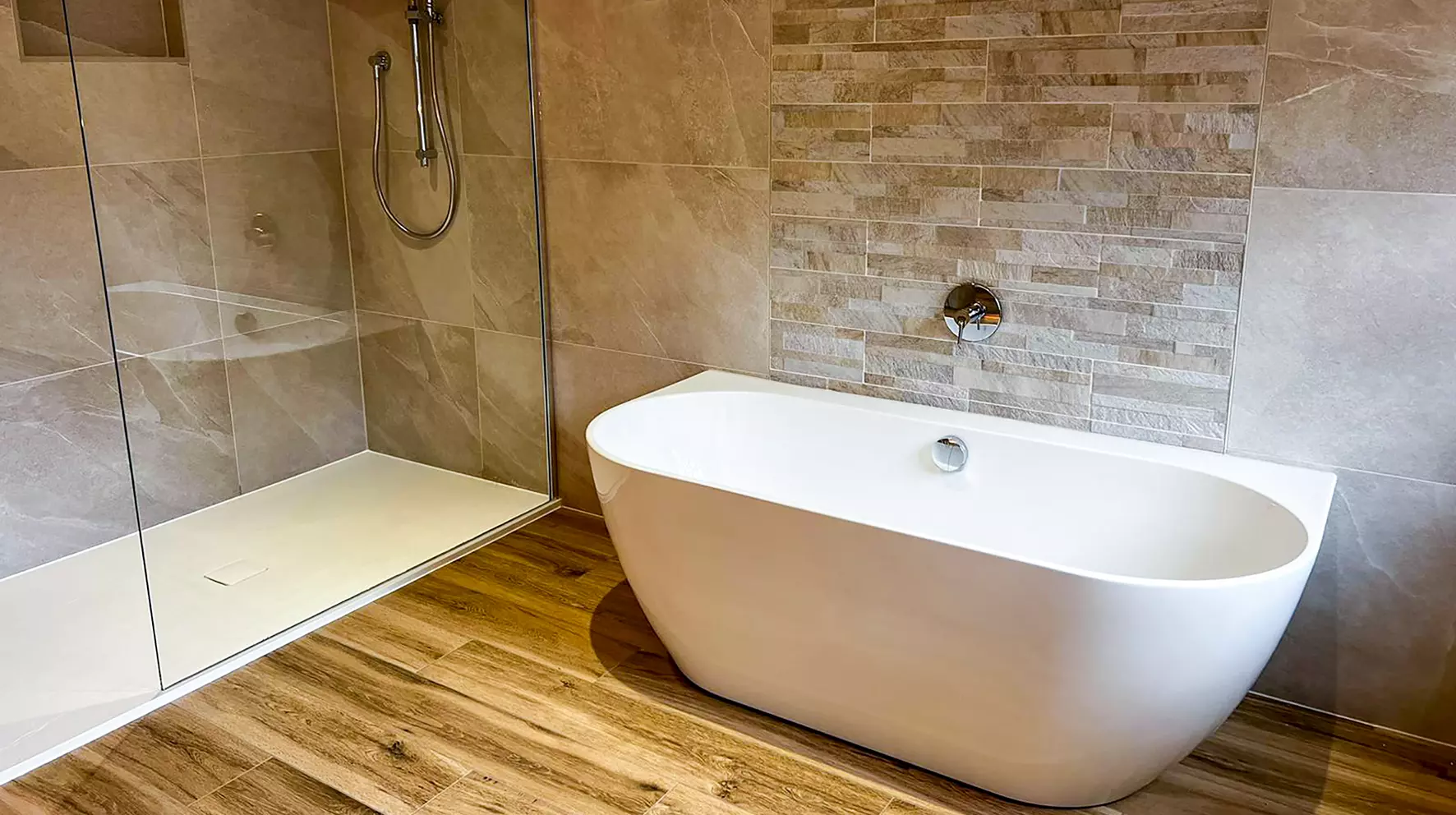 L'&eacute;tanch&eacute;it&eacute; Schl&uuml;ter-KERDI a &eacute;t&eacute; utilis&eacute;e dans la salle de bains pour prot&eacute;ger le carrelage.