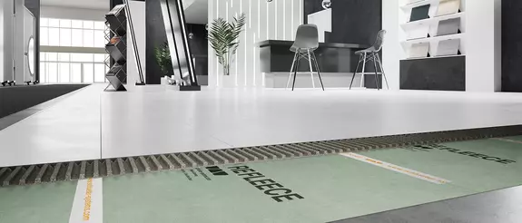 Vloeropbouw op beurs met Schl&uuml;ter-REFLEECE als plaatsingsondergrond voor tijdelijke vloerbekledingen.