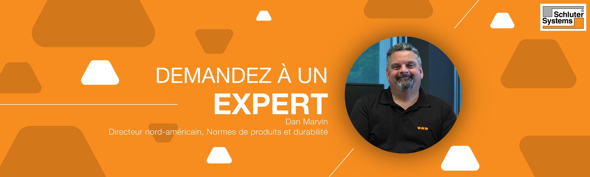 Bannière orange avec photo de Dan Marvin, employé de Schluter Systems, directeur nord-américain des normes de produits et du développement durable