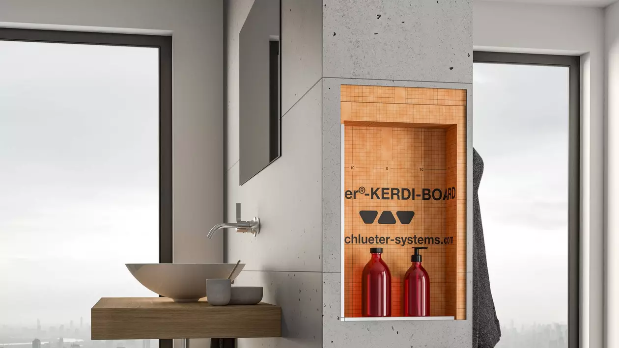 Fertige Wand in einem Badezimmer mit halbfertig installierter Nische aus Schl&uuml;ter-KERDI-BOARD