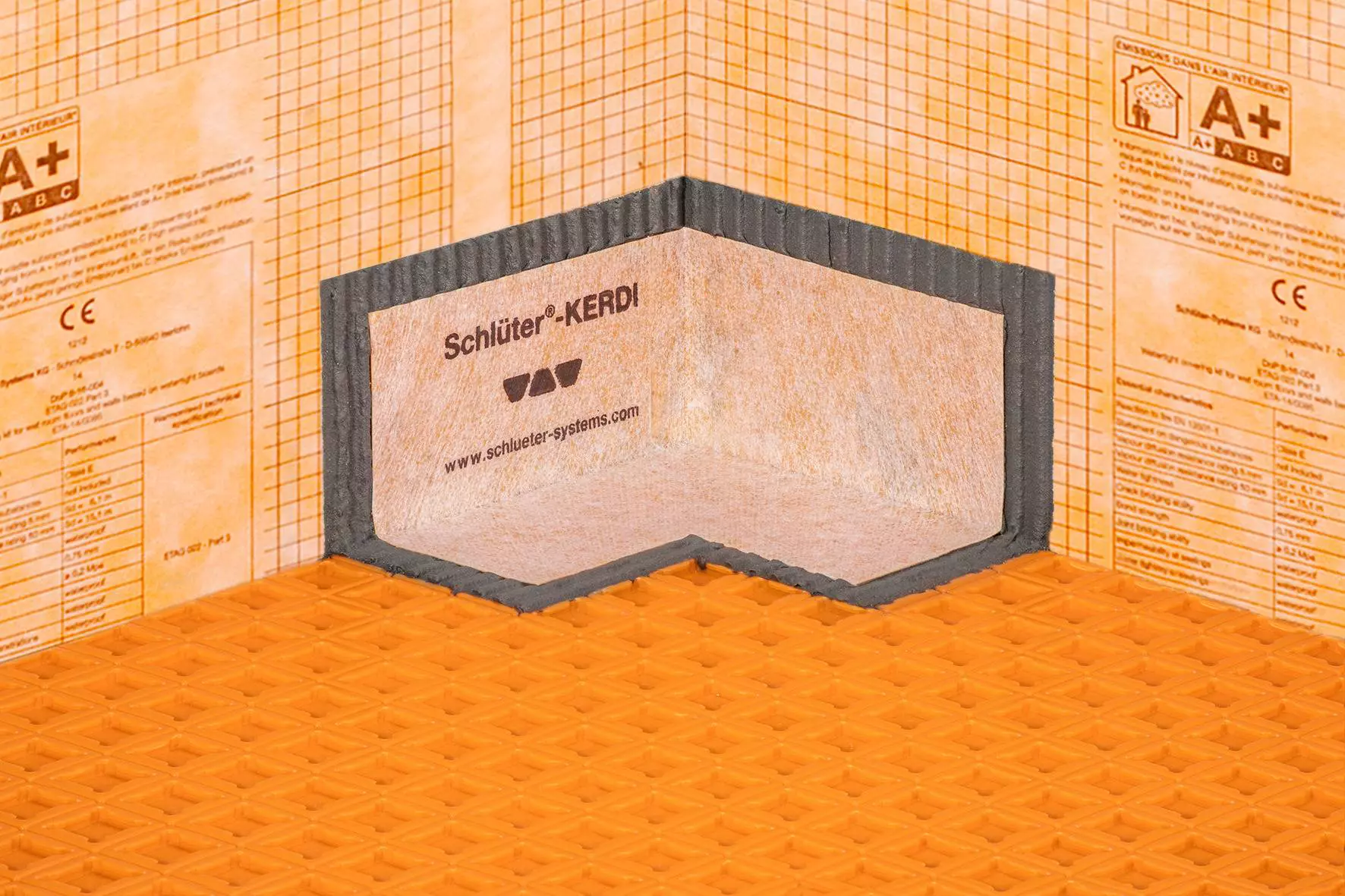 Colocador utilizando el adhesivo impermeable bicomponente Schl&uuml;ter-KERDI-COLL.