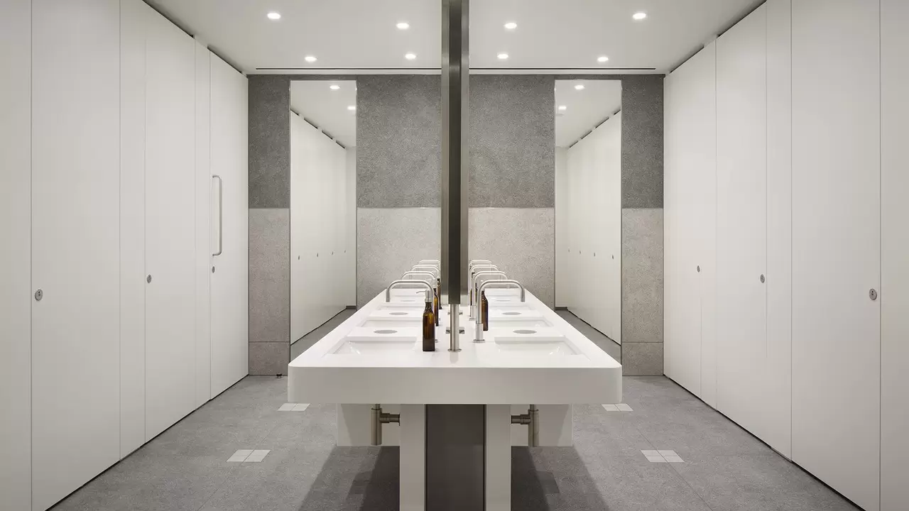 Zona de vestuarios con armarios y lavabos en el JJ Mack Building